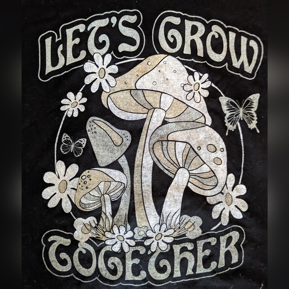 BNWT Super soft, semi crop graphic tee! - Picture 2 of 2